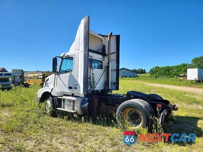 Trzecie zdjęcie samochodu z tyłu: 2016 VOLVO VNL SEMI TRUCK VIN:4V4N39TG2GN965499 - miniatura