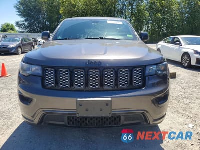 Piąte zdjęcie samochodu w środku: 2017 JEEP GRAND CHEROKEE LAREDO VIN:1C4RJFAG2HC714550 - miniatura
