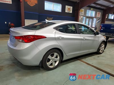 Trzecie zdjęcie samochodu z tyłu: 2013 HYUNDAI ELANTRA VIN:5NPDH4AE0DH401049 - miniatura