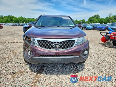 Piąte zdjęcie samochodu w środku: 2013 KIA SORENTO LX VIN:5XYKTCA62DG322465 - miniatura