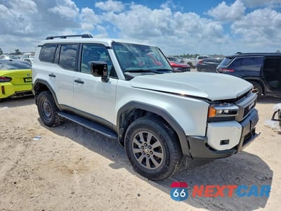 Czwarte zdjęcie samochodu z boku: 2025 TOYOTA LAND CRUISER BASE VIN:JTEABFAJ6SK024721 - miniatura
