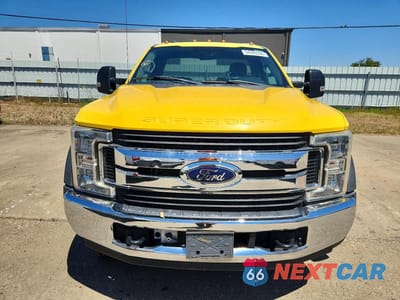 Piąte zdjęcie samochodu w środku: 2019 FORD F550 SUPER DUTY VIN:1FDUF5GY2KDA01683 - miniatura