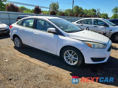 Czwarte zdjęcie samochodu z boku: 2015 FORD FOCUS SE VIN:1FADP3F2XFL263276 - miniatura