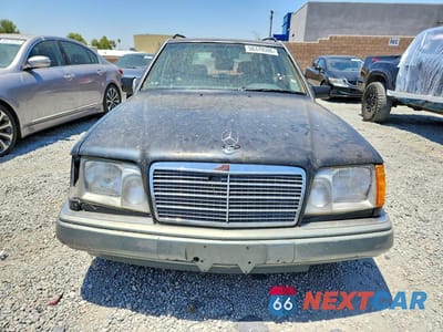 Piąte zdjęcie samochodu w środku: 1995 MERCEDES-BENZ E 320 VIN:WDBEA92E5SF336113 - miniatura