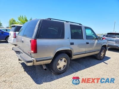 Trzecie zdjęcie samochodu z tyłu: 1999 GMC YUKON VIN:1GKEK13R0XJ734825 - miniatura