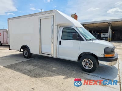 Czwarte zdjęcie samochodu z boku: 2022 GMC SAVANA DELIVERY TRUCK VIN:1GD07SF75N1226463 - miniatura
