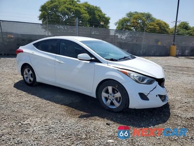 Czwarte zdjęcie samochodu z boku: 2013 HYUNDAI ELANTRA GLS VIN:5NPDH4AE3DH287385 - miniatura