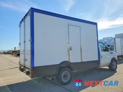 Trzecie zdjęcie samochodu z tyłu: 2023 FORD E350 REFRIGERATED BOX TRUCK VIN:1FDWE3FK9PDD32054 - miniatura