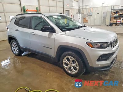 Czwarte zdjęcie samochodu z boku: 2024 JEEP COMPASS LATITUDE VIN:3C4NJDBNXRT111593 - miniatura