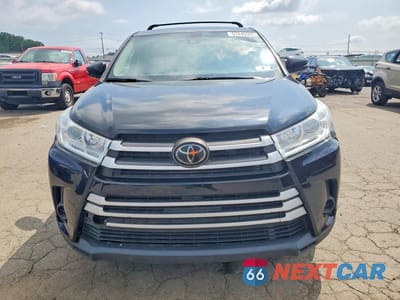 Piąte zdjęcie samochodu w środku: 2018 TOYOTA HIGHLANDER LE VIN:5TDBZRFH2JS850520 - miniatura