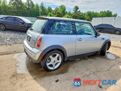 Trzecie zdjęcie samochodu z tyłu: 2004 MINI COOPER VIN:WMWRC33454TC53043 - miniatura