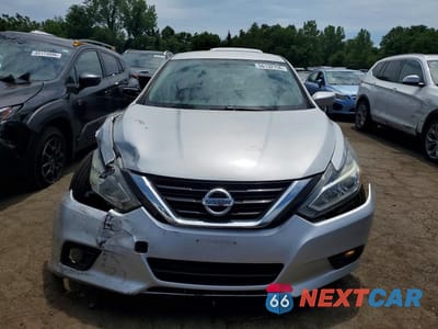 Piąte zdjęcie samochodu w środku: 2018 NISSAN ALTIMA 2.5 SV VIN:1N4AL3AP1JC110747 - miniatura