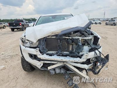 Piąte zdjęcie samochodu w środku: 2020 TOYOTA TACOMA SR5 VIN:5TFAX5GN2LX176932 - miniatura