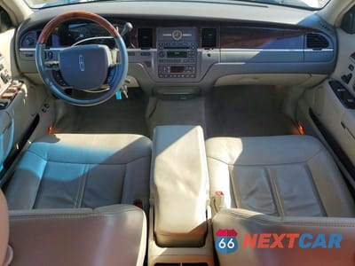 Zdjęcie 8 z 12 samochodu: 2009 LINCOLN TOWN CAR SIGNATURE LIMITED VIN:2LNHM82V59X636440 - miniatura
