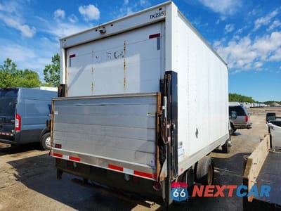 Trzecie zdjęcie samochodu z tyłu: 2018 FORD E450 DELIVERY TRUCK VIN:1FDXE4FS1JDC21564 - miniatura
