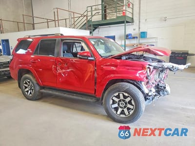 Czwarte zdjęcie samochodu z boku: 2021 TOYOTA 4RUNNER VIN:JTERU5JR3M5923194 - miniatura