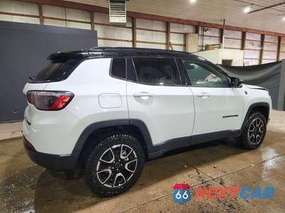 Trzecie zdjęcie samochodu z tyłu: 2025 JEEP COMPASS TRAILHAWK VIN:3C4NJDDNXST556564 - miniatura