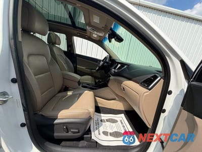 Piąte zdjęcie samochodu w środku: 2018 HYUNDAI TUCSON LIMITED VIN:KM8J33A21JU753278 - miniatura