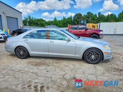 Czwarte zdjęcie samochodu z boku: 2007 MERCEDES-BENZ S 550 VIN:WDDNG71X37A033297 - miniatura