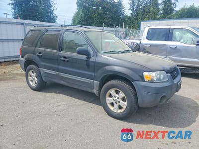 Czwarte zdjęcie samochodu z boku: 2005 FORD ESCAPE XLT VIN:1FMYU93125KC70435 - miniatura