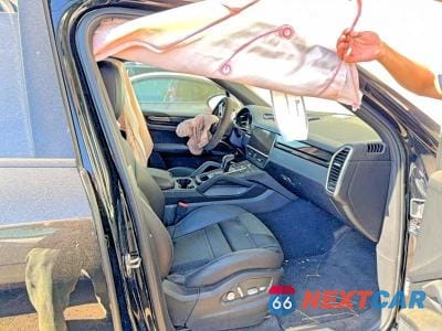 Piąte zdjęcie samochodu w środku: 2021 PORSCHE CAYENNE VIN:WP1AA2AY9MDA03803 - miniatura