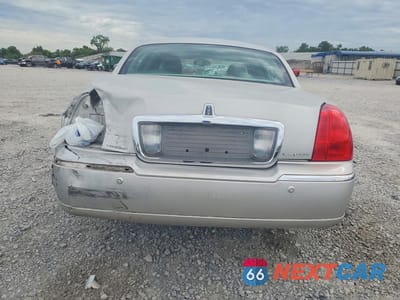 Zdjęcie 6 z 12 samochodu: 2005 LINCOLN TOWN CAR SIGNATURE LIMITED VIN:1LNHM82W85Y643529 - miniatura