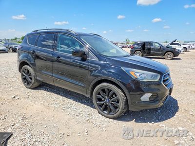 Czwarte zdjęcie samochodu z boku: 2018 FORD ESCAPE SE VIN:1FMCU9GD4JUA23110 - miniatura