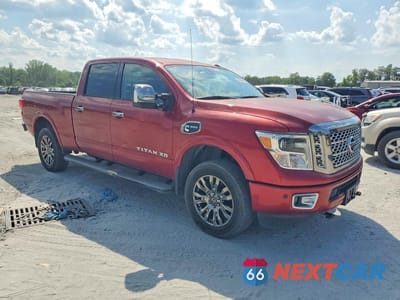 Czwarte zdjęcie samochodu z boku: 2016 NISSAN TITAN XD PLATINUM RESERVE VIN:1N6BA1F48GN517059 - miniatura