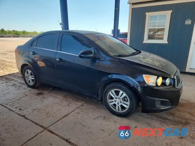 Czwarte zdjęcie samochodu z boku: 2012 CHEVROLET SONIC LT VIN:1G1JC5SB7C4207501 - miniatura