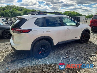 Trzecie zdjęcie samochodu z tyłu: 2025 NISSAN ROGUE ROCK CREEK VIN:5N1BT3BB7SC831668 - miniatura