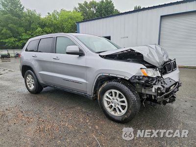 Czwarte zdjęcie samochodu z boku: 2020 JEEP GRAND CHEROKEE LAREDO VIN:1C4RJEAG3LC268282 - miniatura