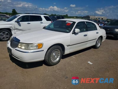 1998 LINCOLN TOWN CAR EXECUTIVE 1LNFM81W5WY663487 - główne zdjęcie licytacji z USA - miniatura