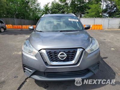 Piąte zdjęcie samochodu w środku: 2018 NISSAN KICKS SV VIN:3N1CP5CU8JL535492 - miniatura