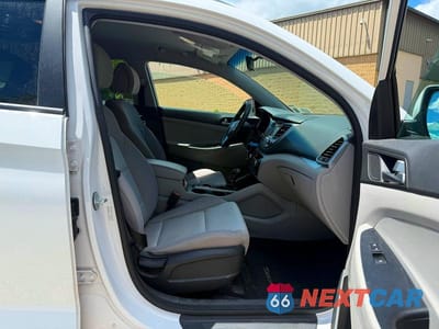 Piąte zdjęcie samochodu w środku: 2016 HYUNDAI TUCSON SE VIN:KM8J3CA47GU184124 - miniatura