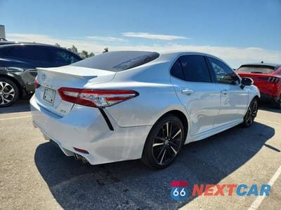 Trzecie zdjęcie samochodu z tyłu: 2018 TOYOTA CAMRY XSE VIN:4T1B61HK5JU053088 - miniatura