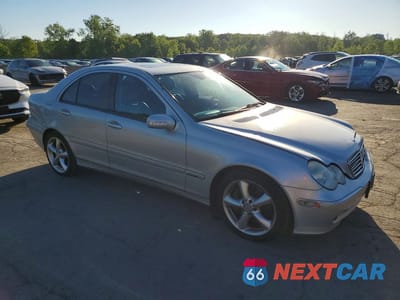 Czwarte zdjęcie samochodu z boku: 2004 MERCEDES-BENZ C 230K SPORT SEDAN VIN:WDBRF40J74F523961 - miniatura