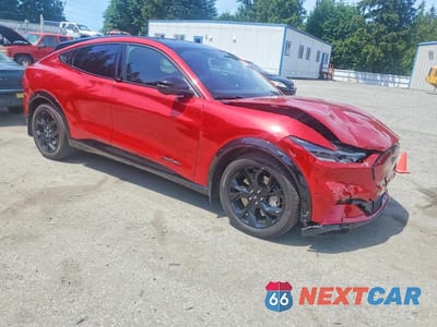 Czwarte zdjęcie samochodu z boku: 2023 FORD MUSTANG MACH-E PREMIUM VIN:3FMTK3SU7PMA70915 - miniatura