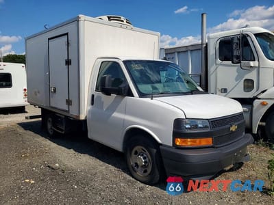 Czwarte zdjęcie samochodu z boku: 2021 CHEVROLET EXPRESS G3500 VIN:1GB0GRFP4M1171892 - miniatura