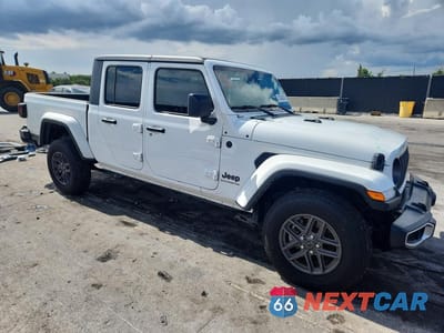 Czwarte zdjęcie samochodu z boku: 2025 JEEP GLADIATOR SPORT VIN:1C6PJTAG5SL523001 - miniatura