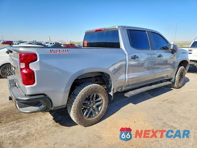 Trzecie zdjęcie samochodu z tyłu: 2025 CHEVROLET SILVERADO K1500 TRAIL BOSS CUSTOM VIN:3GCUKCED7SG374029 - miniatura