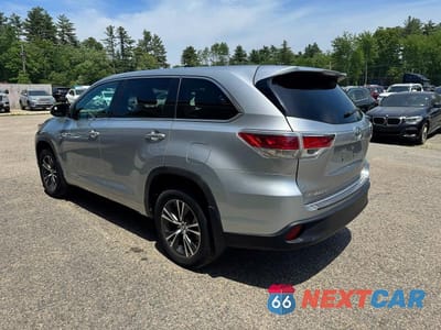 Trzecie zdjęcie samochodu z tyłu: 2018 TOYOTA HIGHLANDER LE VIN:5TDBZRFH1JS833126 - miniatura
