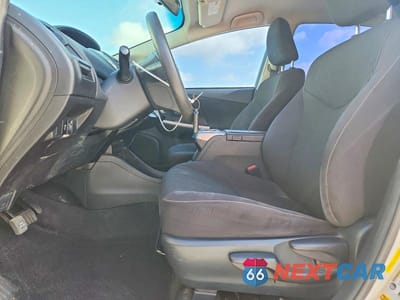 Zdjęcie 7 z 13 samochodu: 2016 TOYOTA PRIUS V TWO VIN:JTDZN3EU2GJ044124 - miniatura