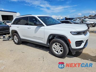 Czwarte zdjęcie samochodu z boku: 2025 JEEP GRAND CHEROKEE LAREDO VIN:1C4RJGAG4SC322618 - miniatura