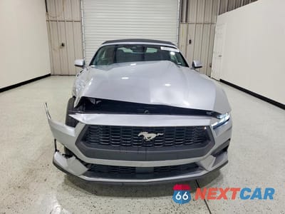 Piąte zdjęcie samochodu w środku: 2026 FORD MUSTANG VIN:1FAGP8UH6T5112808 - miniatura