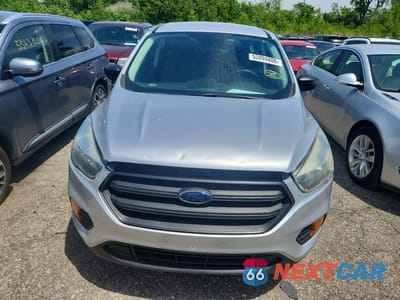 Piąte zdjęcie samochodu w środku: 2017 FORD ESCAPE S VIN:1FMCU0F7XHUD54498 - miniatura