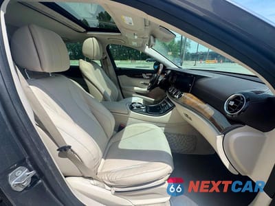 Piąte zdjęcie samochodu w środku: 2017 MERCEDES-BENZ E 300 VIN:WDDZF4JB9HA118251 - miniatura