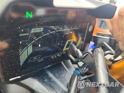 Zdjęcie 7 z 9 samochodu: 2025 YAMAHA YZFR7 VIN:JYARM38E1SA016133 - miniatura