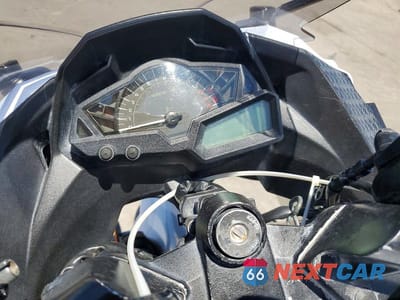 Zdjęcie 7 z 10 samochodu: 2015 KAWASAKI EX300 B VIN:JKAEX8B17FDA21044 - miniatura