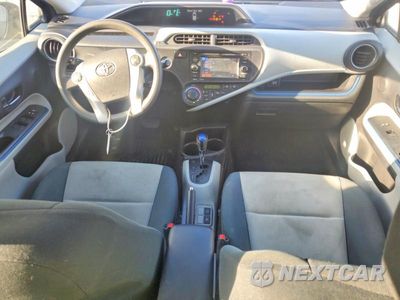 Zdjęcie 8 z 12 samochodu: 2012 TOYOTA PRIUS C THREE VIN:JTDKDTB32C1523959 - miniatura