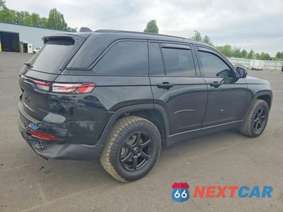 Trzecie zdjęcie samochodu z tyłu: 2023 JEEP GRAND CHEROKEE LAREDO VIN:1C4RJHAG1PC561170 - miniatura